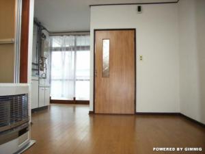 居間8帖。右が入口