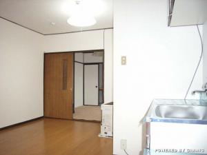 居間8帖。寝室方向