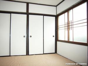 寝室4.5帖。朝日が入る東向き