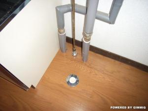 キッチン横に洗濯機排水口あり